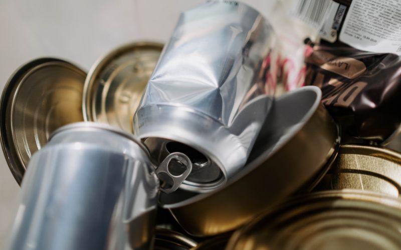 Transforme latas usadas em lindos vasinhos decorativos