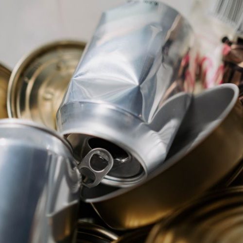 Transforme latas usadas em lindos vasinhos decorativos